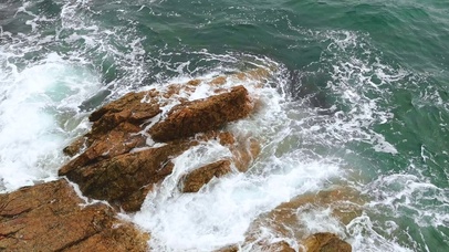 海浪拍打岸边