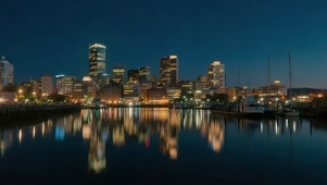 海边城市建筑夜景