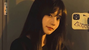 美女对镜拍vv