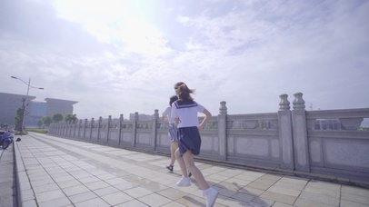 蓝天下奔跑的少女