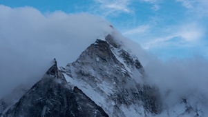 【4K航拍】云雾环绕的雪山