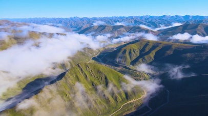 青藏高原清晨云雾
