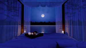 月夜湖畔卧室