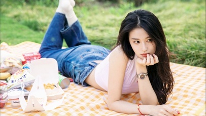 草地上野餐的萝莉少女女神