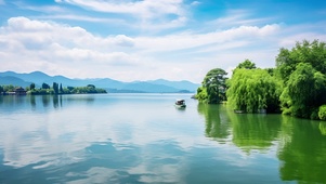 湖水蓝天