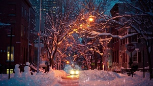 温馨雪夜街道灯光