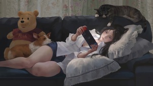 躺沙发玩游戏少女