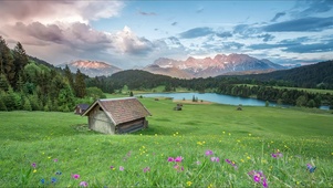 阿尔卑斯山间木屋湖景