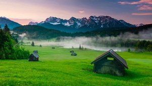 静谧高山湖泊绿地小屋