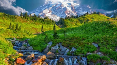 雪山绿草地