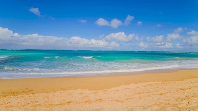 蓝天白云沙滩海浪