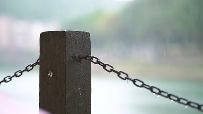 唯美下雨天雨中的木头护栏