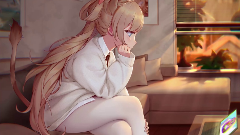 暖金色夕照的客厅里，托腮侧坐的兽耳少女看向桌角的亮屏笔记本