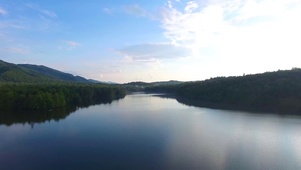 绿林高山河流