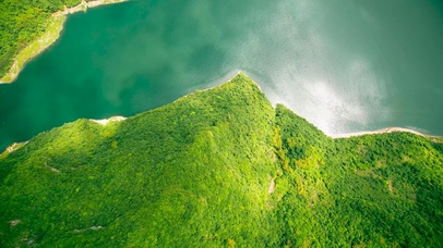 航拍俯瞰青山绿水