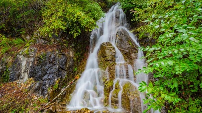 山间瀑布河流