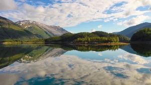 自然山下镜湖
