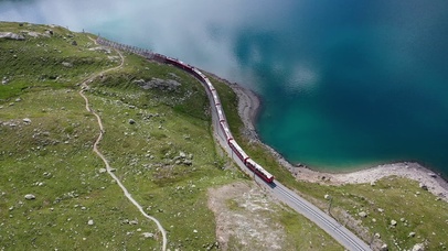 【4K航拍】鸟瞰湖畔行驶的列车