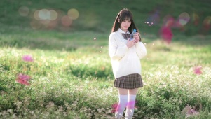 草地蝴蝶女孩