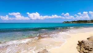蓝天海滩