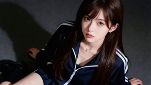 仰面眨眼女生