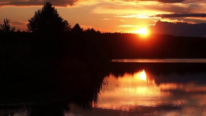 湖面夕阳