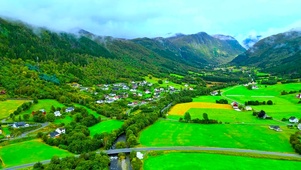 航拍山下村庄