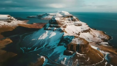 清新雪山山峰