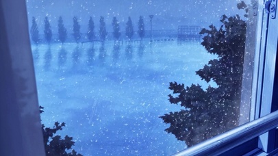 动漫窗外风雨夜