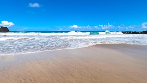 蓝天海浪海滩