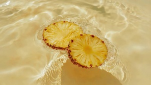 水面菠萝