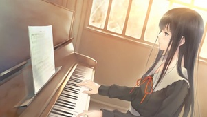 弹钢琴少女