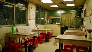 【雨景】夜雨中的路边小饭店