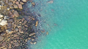 碧水岩石