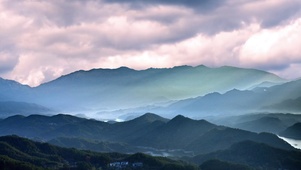 山峰云雾