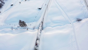 雪地里呼啸回家的列车