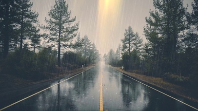 风雨交加的小路