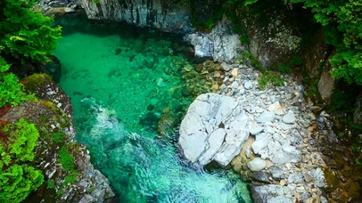 护眼山涧溪水潭