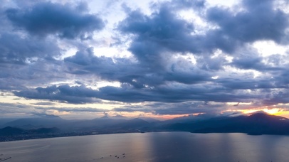 夕阳乌云漫天