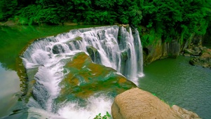 山间瀑布流水