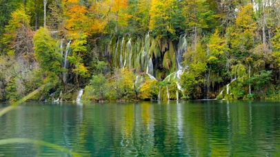 秋林高山瀑布湖泊