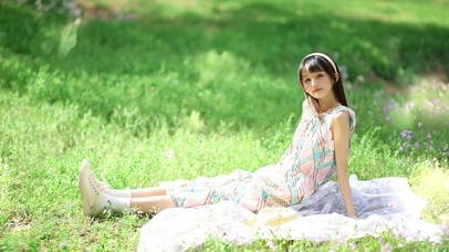 草地上的花裙子甜美女孩