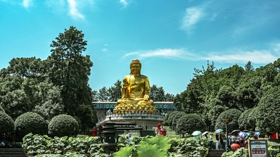 4k寺庙祈福烧香佛像蓝天白云