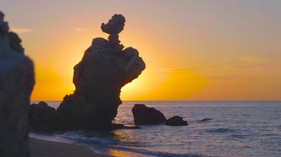 傍晚夕阳礁石海边