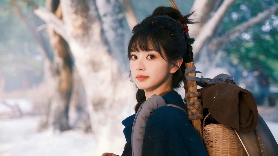 身着藏青色古装、肩挎竹编背篓的古风女子背向镜头转头望向观者，背景是朦胧的户外林间。
