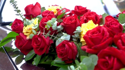 4k婚礼花车上的玫瑰花