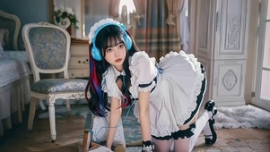带耳机的女仆