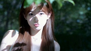 林间阳光下的清纯美女