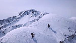 4K 高清 徒步上山的探险者