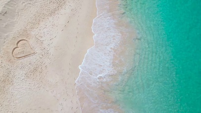 俯瞰浪漫沙滩海浪